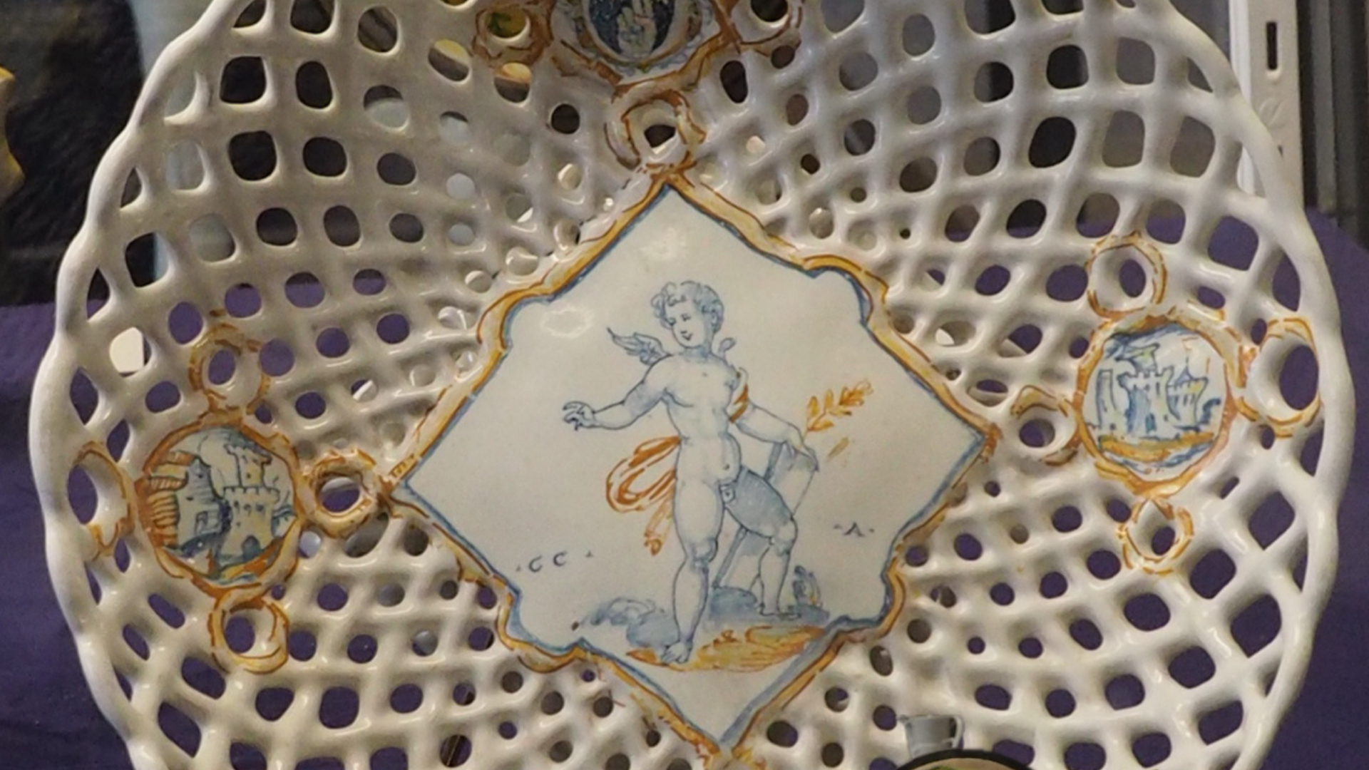 Assiette en céramique au musée de la Porcelaine