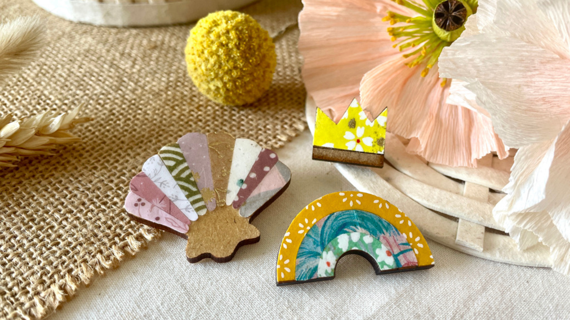 broche en bois et en papier